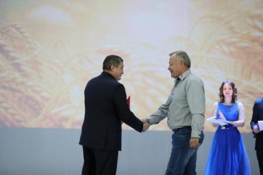 Андрей Бочаров поблагодарил аграриев Киквидзенского района за высокие результаты труда