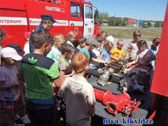 Экскурсию в пожарную часть совершили воспитанники детского лагеря "Росток"